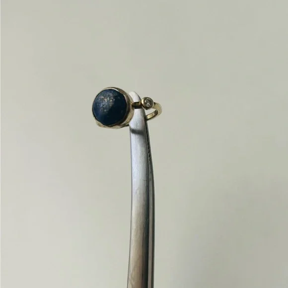 Lapis Lazuli blue stone ring with diamond and wide hammered gold band - Picture 5 of 6